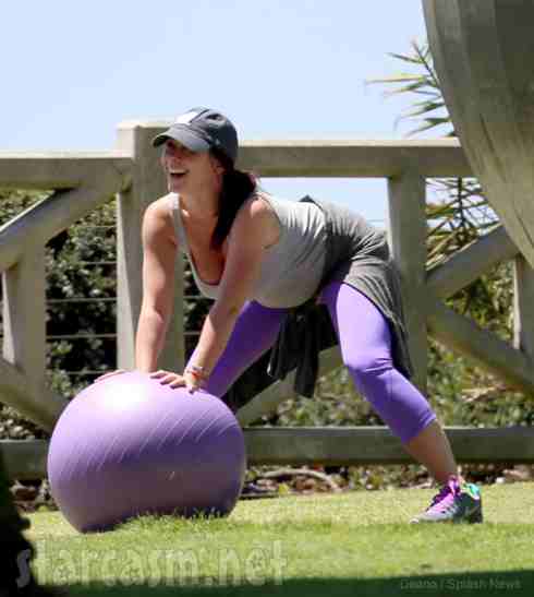  Pregnant Jennifer Love Hewitt Works Out at LA park Photo Credit: sarcasm.net