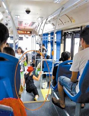 Photo of a Chinese Woman Exercising on a Bus Goes Viral Photo Credit: http://www.bjd.com.cn/